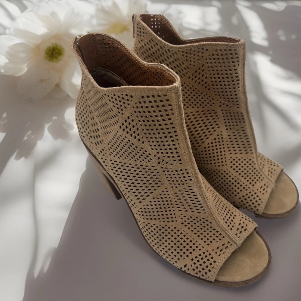 Lucky Brand Beige Wedge Boots Size 8M Like New